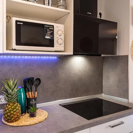 Maia Lena アパート ヤセニクセ